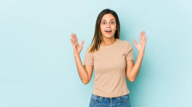 Mavi arka planda izole edilmiş genç bir kadının bir fikri, ilham konsepti var..