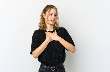 Beyaz sırtlı beyaz kadın, dost canlısı bir ifadeye sahip, avuçlarını göğsüne bastırıyor. Aşk konsepti.