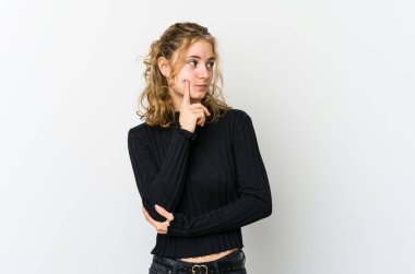 Beyaz arka planda beyaz tenli genç bir kadın bir strateji planlıyor, bir işin nasıl olacağını düşünüyor..