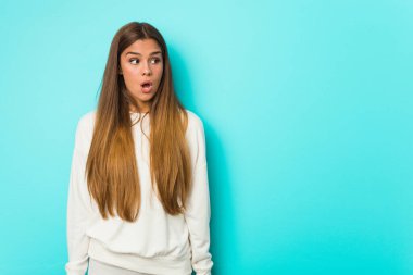 Genç, sıska kadın gördüğü bir şey yüzünden şoka uğruyor..