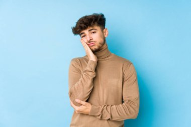 Sıkılmış, yorgun ve dinlenmeye ihtiyacı olan genç Arap bir adam..