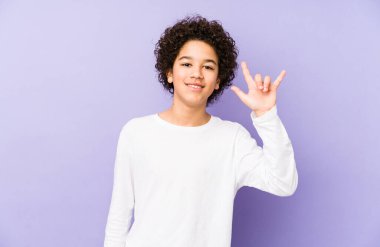 Afrika kökenli Amerikalı küçük çocuk boynuzlarını bir devrim konsepti olarak gösteriyor..