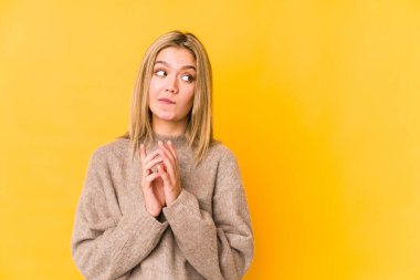 Sarışın, beyaz bir kadın, bir plan hazırlıyor..