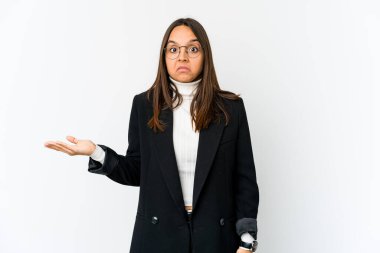 Beyaz arka planda izole edilmiş genç melez iş kadını bir avuç içinde fotokopi alanı ve belinde bir el daha gösteriyor..