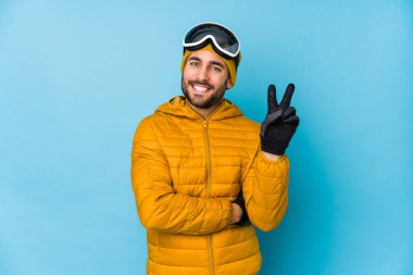 Genç kayakçı beyaz adam iki numarayı parmaklarıyla gösterdi..