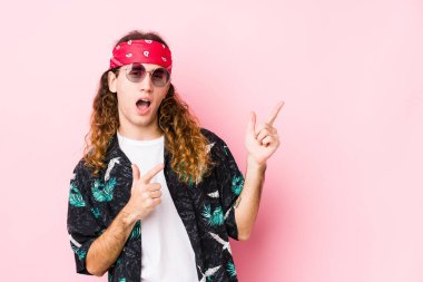 Genç, beyaz, izole edilmiş bir adam işaret parmağıyla fotokopi alanını işaret ederek heyecan ve arzusunu ifade ediyor..