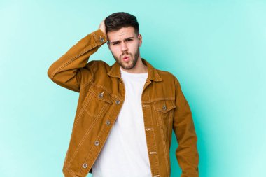 Genç yakışıklı adam yorgun ve uykulu. Elini başının üstünde tutuyor..