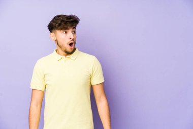 Mor arka planda yaşayan genç bir Arap adam gördüğü bir şey yüzünden şoka uğruyor..