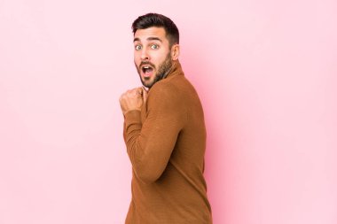 Pembe bir geçmişi olan genç beyaz bir adam yalnız ve korkmuş..