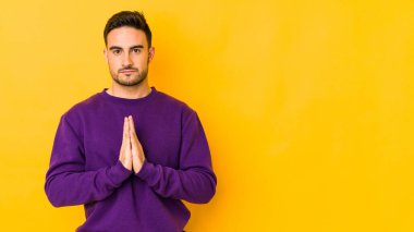 Kafkasyalı genç adam sarı fırında izole edilmiş dua ediyor, bağlılık gösteriyor, dindar biri ilahi ilham arıyor..