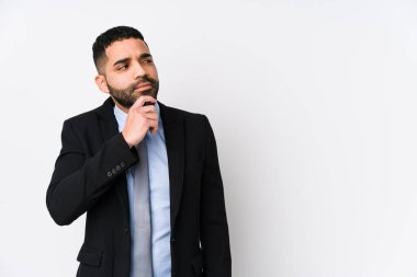 Beyaz bir geçmişe sahip genç Latin iş kadını şüpheli ve şüpheci bir ifadeyle yalnız görünüyor..