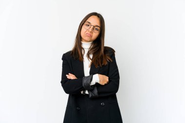 Beyaz arka planda soyutlanmış, sıkılmış, yorgun ve dinlenmeye ihtiyacı olan genç, melez bir iş kadını..