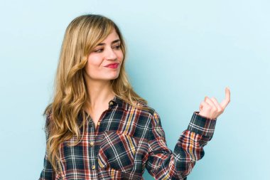 Sarışın, beyaz bir kadın seni işaret ediyor. Sanki seni davet ediyormuş gibi..