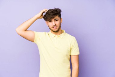 Mor arka planda izole genç bir Arap adam şoka uğruyor, önemli bir buluşmayı hatırlıyor..