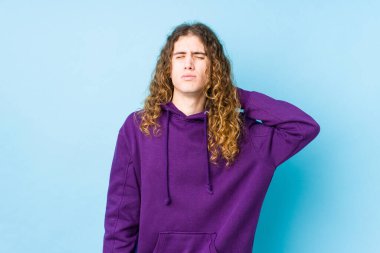 Uzun saçlı adam sabit yaşam tarzından dolayı izole edilmiş boyun ağrısı çekiyor..