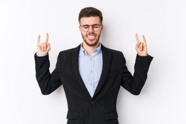 Beyaz arka planda poz veren beyaz tenli genç beyaz iş adamı genç beyaz tenli işadamının parmaklarıyla taş hareketi yapıyor.