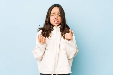 Genç, melez, İspanyol bir kadın. Hiç parası olmadığını gösteriyor..