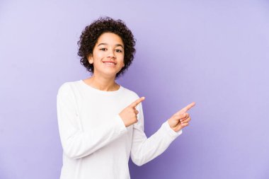 Afrika kökenli Amerikalı küçük çocuk işaret parmağıyla fotokopi alanını işaret ederek şok oldu..
