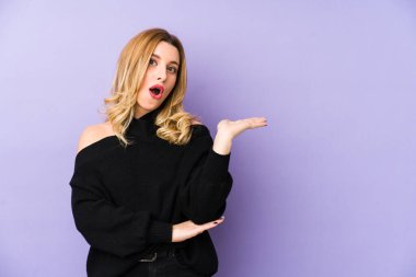 Genç sarışın kadın, avucunun içinde fotokopi alanı tutmaktan etkilendi..