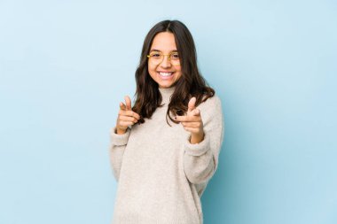 Genç, melez, ispanyol bir kadın izole edilmiş, parmağıyla işaret ediyor..