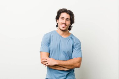 Beyaz bir geçmişi olan genç ve yakışıklı bir adam. Kendini güvende hissediyor. Kararlı bir şekilde kollarını kavuşturuyor..