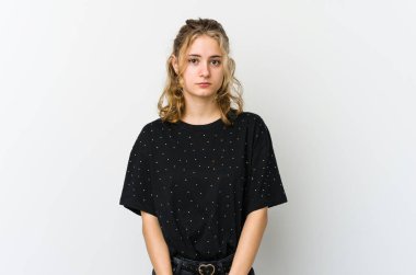 Beyaz arka plandaki genç beyaz kadın üzgün, ciddi yüz, mutsuz ve hoşnutsuz..