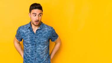 Kafkasyalı genç adam sarı fırında izole edilmiş. Gördüğü bir şey yüzünden şoka uğruyor..