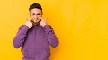 Kafkasyalı genç adam sarı fırında izole edilmiş ağlıyordu, bir şeyden mutsuzdu, acı ve kafa karışıklığı konsepti vardı..