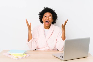 Orta yaşlı Afro-Amerikalı kadın evde çalışıyor, yalnız başına gökyüzüne haykırıyor, bakıyor, hayal kırıklığına uğruyor..