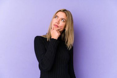 Sarışın, beyaz bir kadın, düşünmeyi, bakmayı, düşünmeyi, düşünmeyi, fantezi kurmayı....