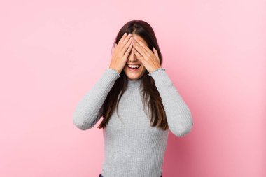 Genç, tatlı bir kadın ellerle gözlerini kapatıyor, gülümseyerek bir sürpriz bekliyor..