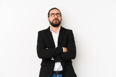 Beyaz arka planda tecrit edilmiş beyaz bir iş adamı. Tekrarlanan bir görevden yorulmuş..