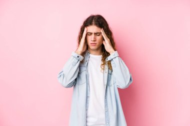 Uzun saçlı adam münzevi poz veriyor. Şakaklara dokunuyor ve baş ağrısı çekiyor..