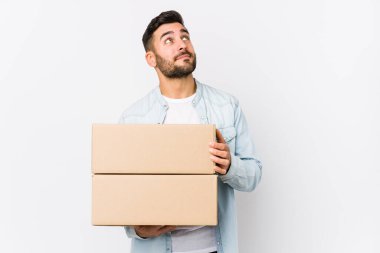 Genç beyaz adam yeni bir eve taşınıyor. Amaçlarına ve amaçlarına ulaşma hayali kuruyor.