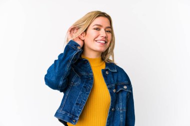 Sarışın, beyaz tenli bir kadın bir dedikoduyu dinlemeye çalışıyor..