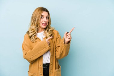 Sarışın, güzel bir kadın izole edilmiş, şok olmuş, işaret parmaklarıyla fotokopi alanını işaret ediyor..