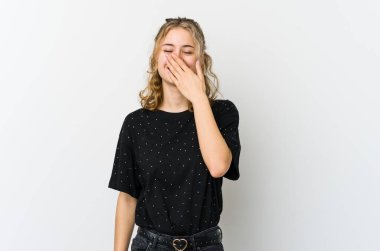 Beyaz arka planda gülen, gülen, kaygısız, doğal duyguları olan beyaz bir kadın..