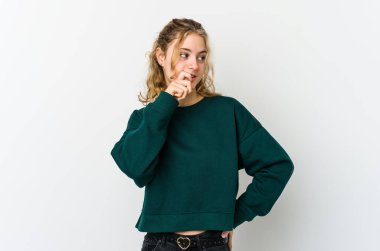 Beyaz arka plandaki genç beyaz kadın bir şeyin fotokopi odasına baktığını düşünerek rahatladı..