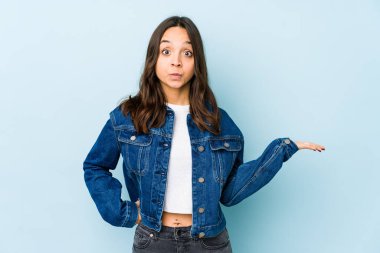 Genç, melez bir İspanyol kadın avucunun içinde bir kopya alanı gösteriyor ve belinde başka bir el tutuyor..