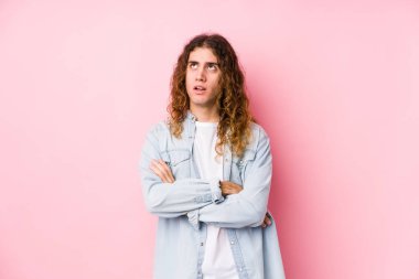 Uzun saçlı adam sürekli aynı işi yapmaktan yoruldu..