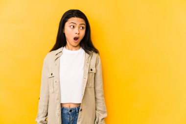 Sarı arka planda yaşayan Çinli genç bir kadın gördüğü bir şey yüzünden şoka uğruyor..