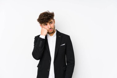 Hüzünlü ve düşünceli hisseden genç Arap iş adamı kopyalama alanına bakıyor..