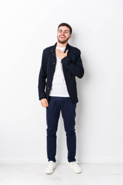 Tam vücut beyaz adam izole kahkahalar atıyor elini göğsüne koyuyor..