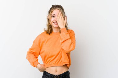 Beyaz sırtlı genç beyaz kadın yüzünün yarısını palmiye ile örterek eğleniyor..