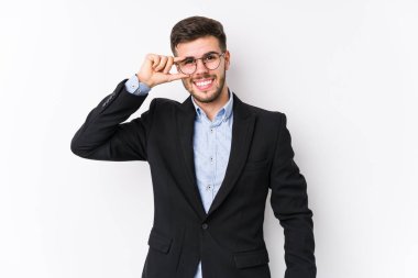 Beyaz arka planda poz veren beyaz tenli genç beyaz iş adamı heyecanlı Kafkasyalı genç bir iş adamı..