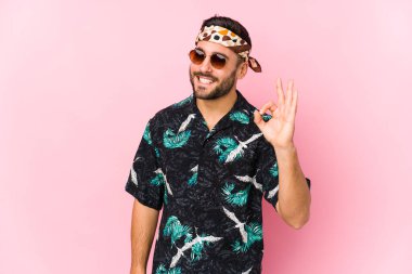 Genç hippi neşeli ve kendinden emin bir şekilde kendini soyutlamış..