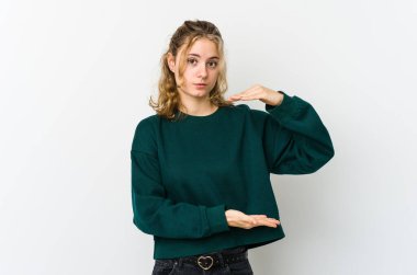 Beyaz sırtında beyaz bir kadın iki eliyle bir şey tutuyor, ürün sunumu..