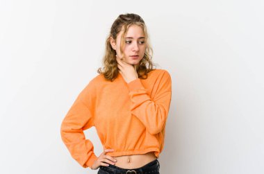 Beyaz sırtlı genç beyaz kadın virüs ya da enfeksiyon yüzünden boğaz ağrısı çekiyor..