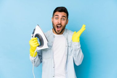 Ütü yapan genç adamın portresi şaşırmış ve şok olmuştu..