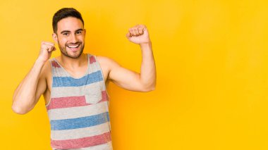 Kafkasyalı genç adam sarı fırında dans ediyor ve eğleniyor..